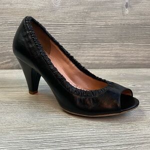 Black leather ruffle peep toe pumps. Marc Jacobs elastic peep toe classic 36